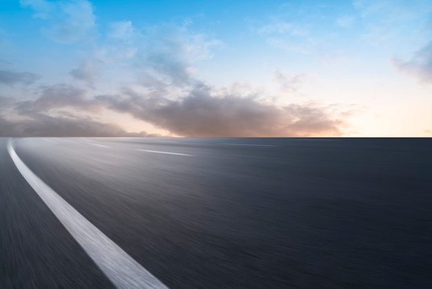 Foto paesaggio di nuvole di terra e cielo stradale