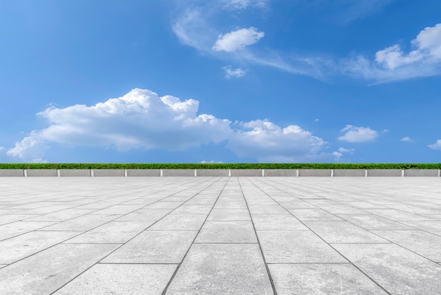 Paesaggio di nuvole di terra e cielo stradale