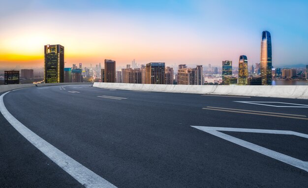 道路の地面と都市の建築景観