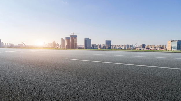 道路の地面と都市建築の景観