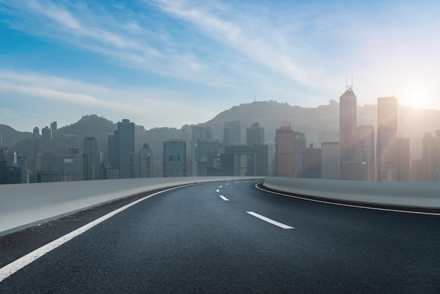 道路の地面と都市建築の風景