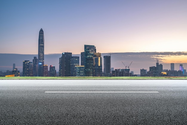 道路の地面と都市建築の風景