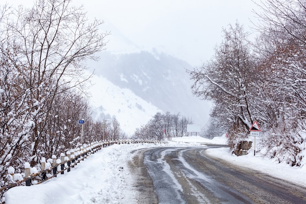 Дорога на курорт Гудаури зимой