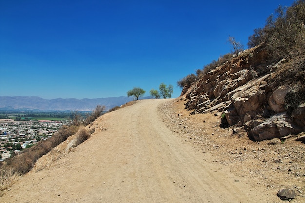 La strada sulla collina vicino alla città di los andes, cile