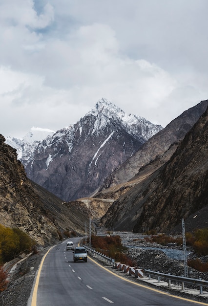 Strada per le montagne dell'himalaya