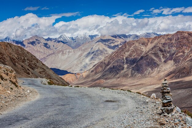 Photo road in himalayas near kardung la pass