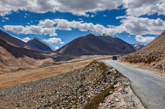 Photo road in himalayas