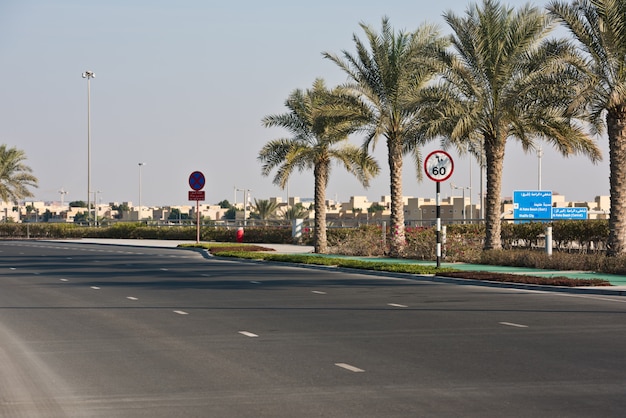 Road in abu dhabi, verenigde arabische emiraten