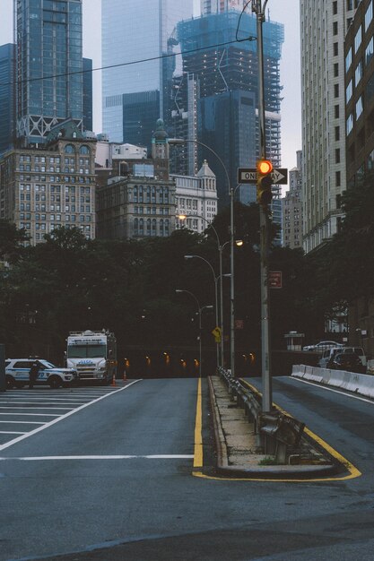 写真 空の向こうの街の道