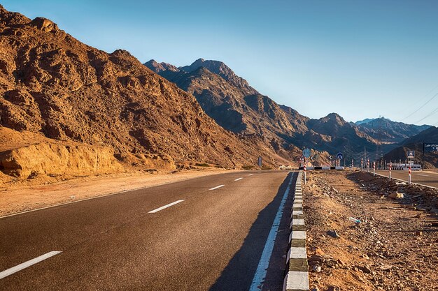 写真 エジプトの砂漠の高速道路 - 砂漠を通過する高速道路