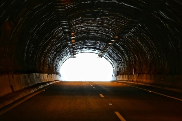 写真 トンネル内の道路