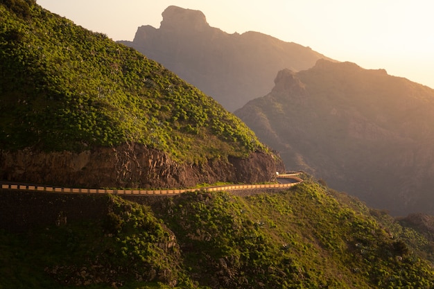 Photo road into the mountains of south tenerife, canary islands, spain.