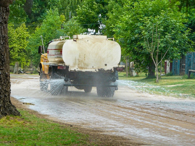 Foto cisterna per l'irrigazione stradale