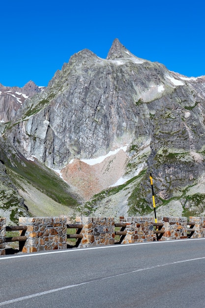 夏のイタリアアルプス山の道