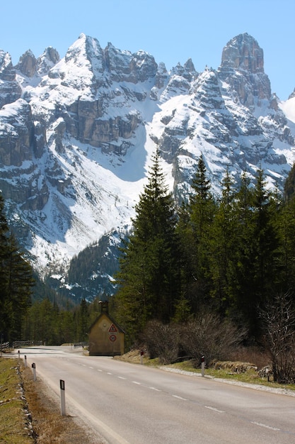 Strada alle alpi italiane