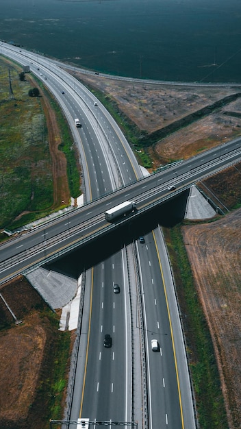 Photo road junction of the freeway on the shore of the lake