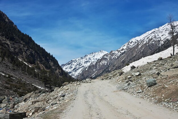 パキスタン、ヒマラヤのカラム渓谷の道