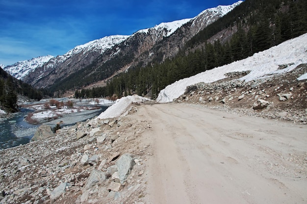 Photo the road of kalam valley in himalayas pakistan