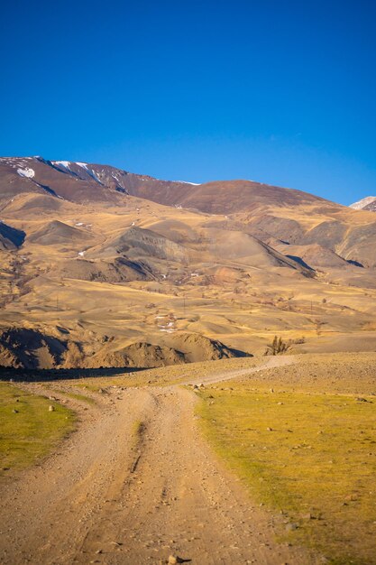 Photo road in kyzylchin valley or mars valley with mountain background in altai siberia russia