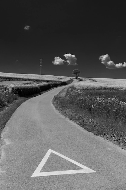 Foto strada sul paesaggio contro il cielo