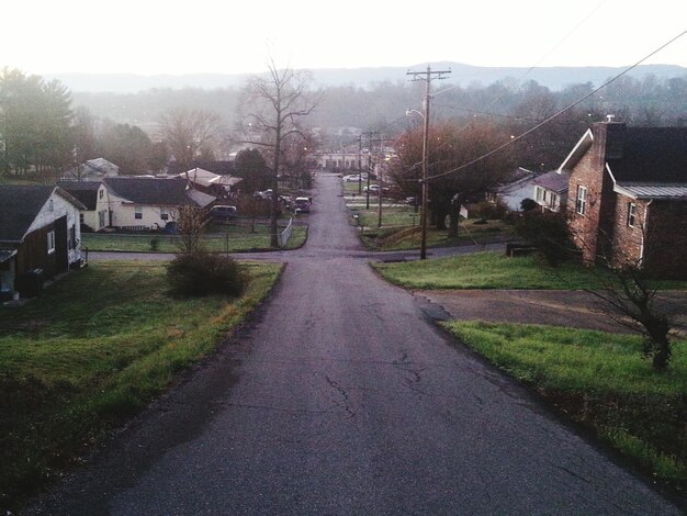 Photo road leading to building