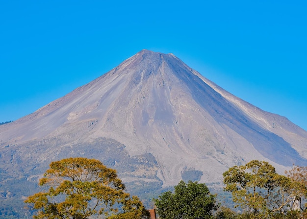 Foto strada che conduce al vulcano colima in mezzo a uno scenario