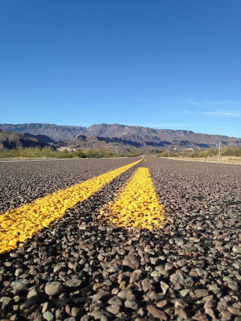 Photo road leading to the mountains