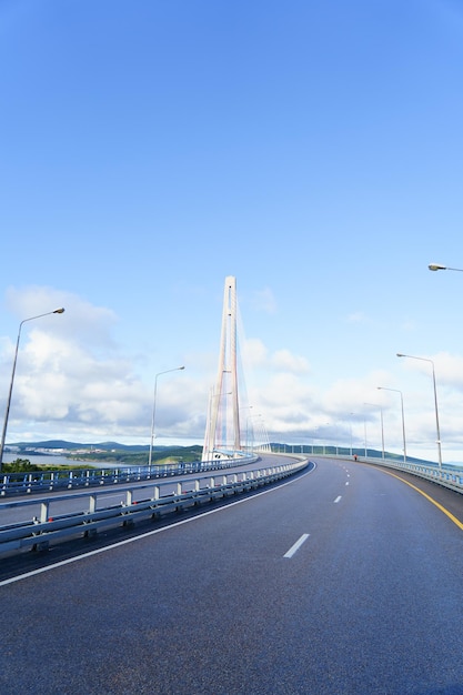 海を横断する吊り橋につながる道路