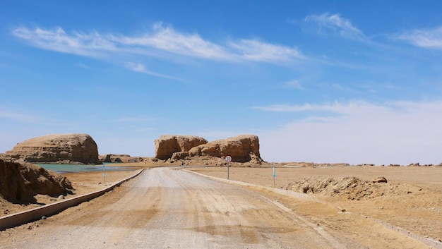 Дорога, ведущая к пустыне напротив неба