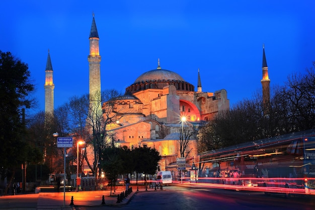 イスタンブールのスカイラインの美しい夜景のアヤソフィア