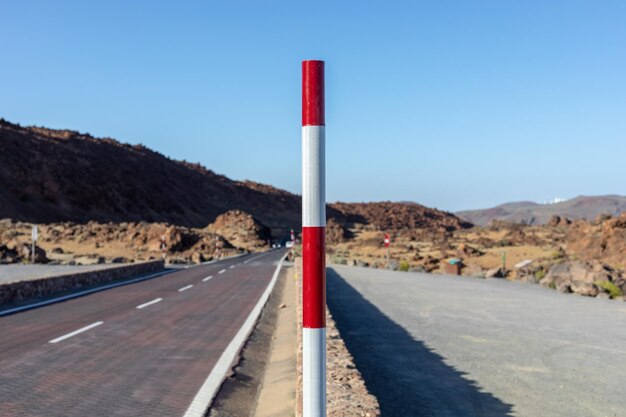 Foto la strada che porta verso la montagna contro un cielo blu limpido