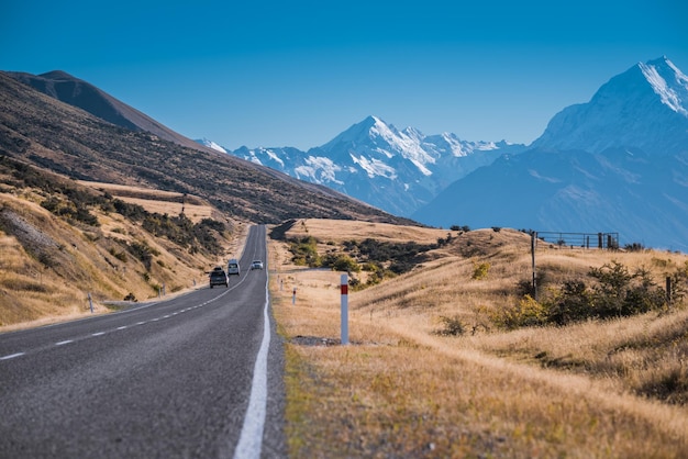 晴れた日に晴れた空を背景に山へ向かう道路