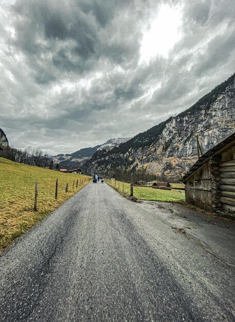 La strada che porta verso le montagne contro il cielo