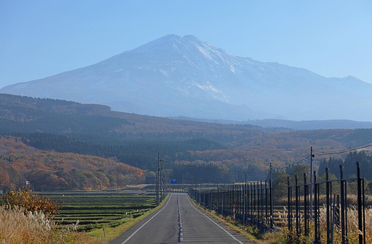 Photo 空に逆らって山へ向かう道