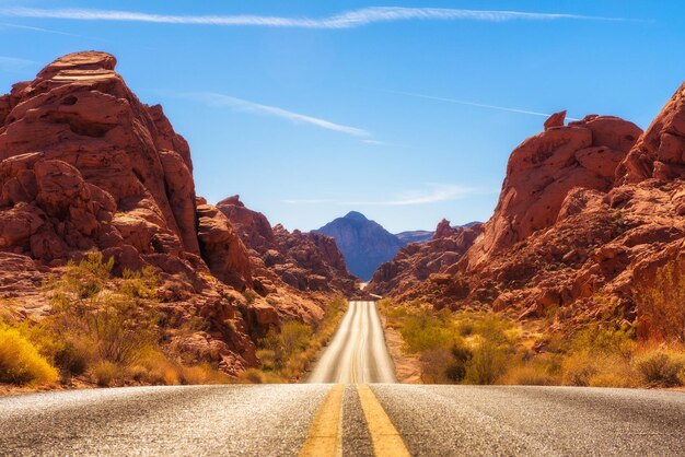 Foto la strada che porta verso le montagne contro il cielo