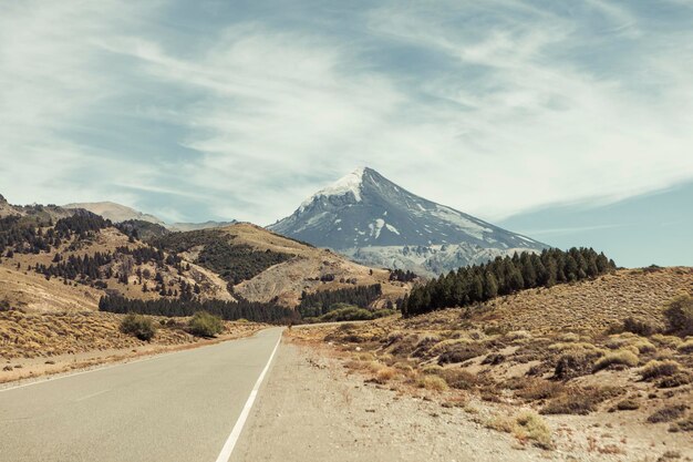 Photo road leading towards mountains against sky