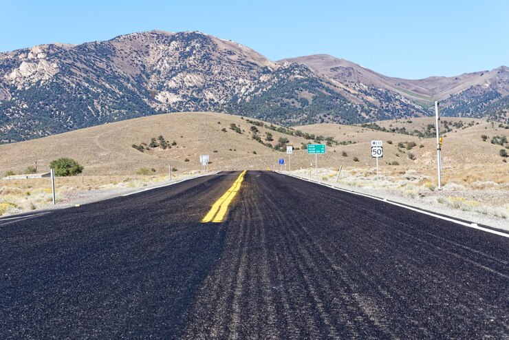 Photo road leading towards mountains against sky