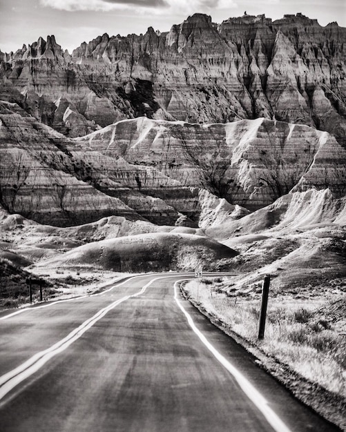 Photo road leading towards mountains