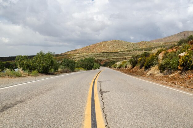 Foto la strada che porta verso le montagne