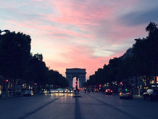 Strada che porta all'arco di trionfo in città durante il tramonto