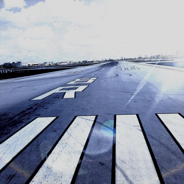 Photo road marking on airport runway against sky