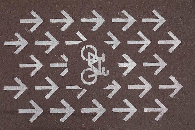 Фото Дорожная разметка bike lane со стрелками, указывающими направо на серый асфальт