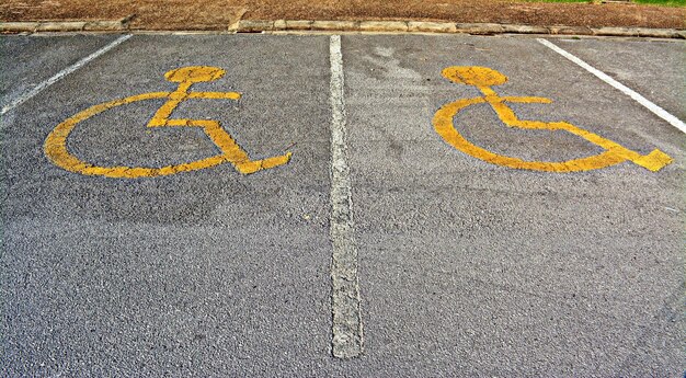 写真 道路上の道路標識