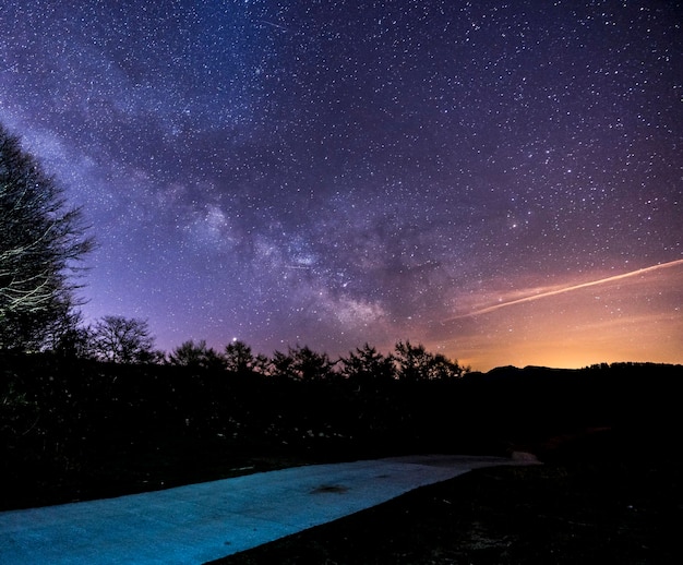 Photo road under the milky way of agina navarra