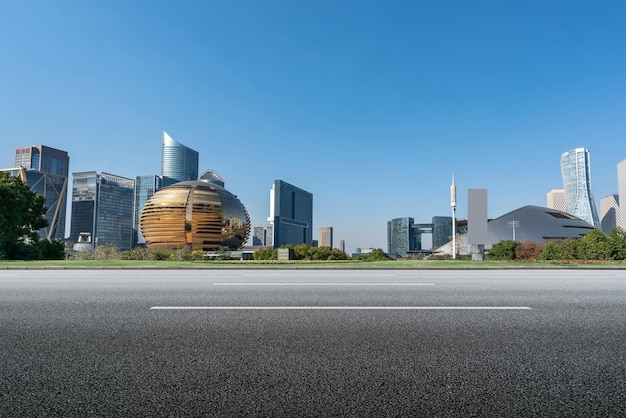 道路と近代的な都市の建物の風景のスカイライン