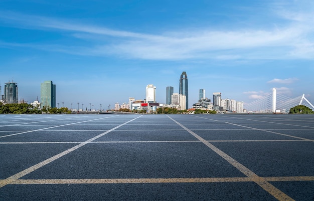 道路と近代的な都市の建物の風景のスカイライン