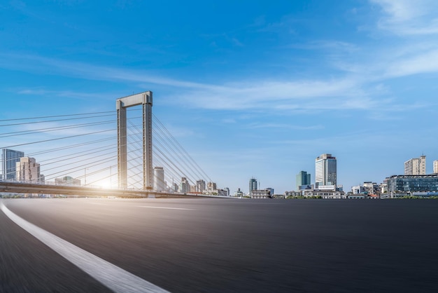 道路と近代的な都市の建物の風景のスカイライン