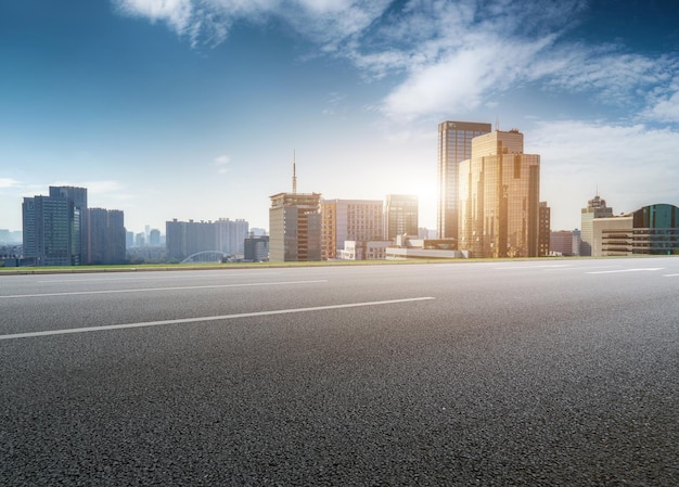 道路と近代的な都市の建物の風景のスカイライン