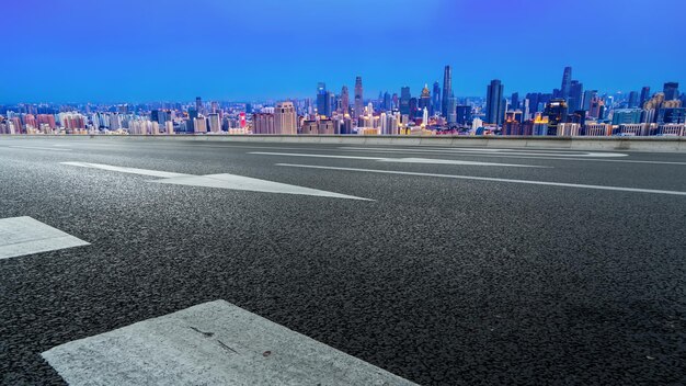 道路と近代的な都市の建物の風景のスカイライン