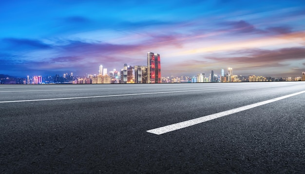 道路と近代的な都市の建物の風景のスカイライン